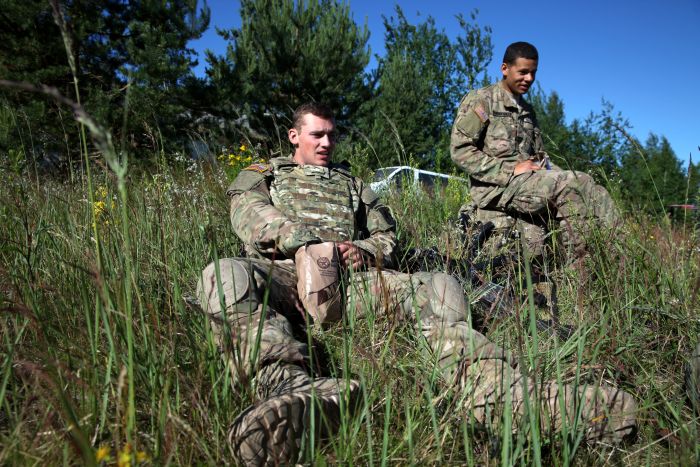 
ASV armijas Eiropā 173.desanta brigādes 503. kājnieku pulka bataljona karavīri regulāro izpletņlēkšanas treniņu laikā Ādažu poligonā.
