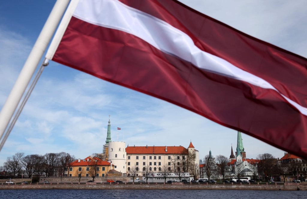 
Vecrīgas panorāma un Latvijas valsts karogs. 
