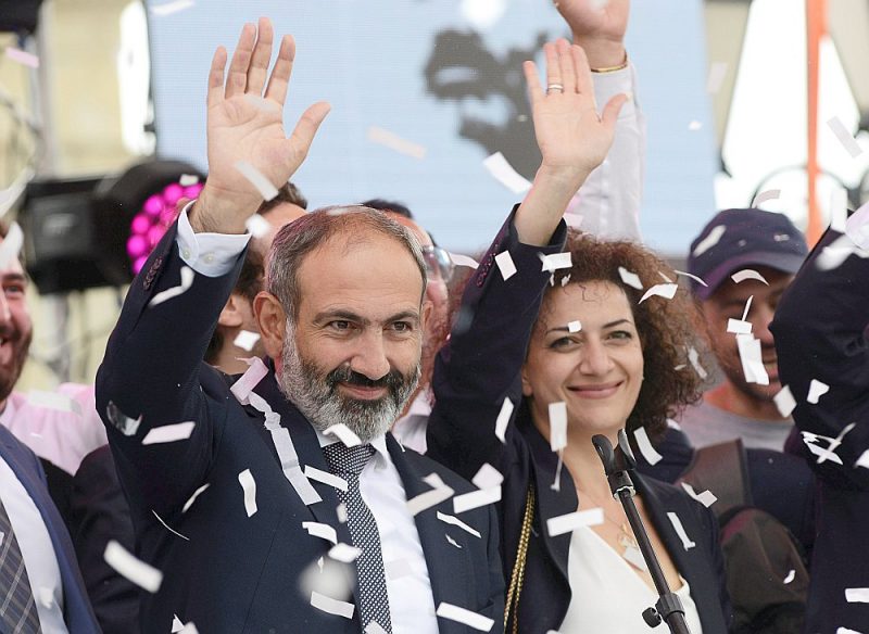 
Jaunievēlētais premjerministrs Nikols Pašinjans ar sievu Annu Akopjanu pateicas saviem atbalstītājiem, 2018. gads.
