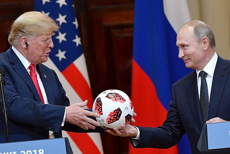 
ASV prezidents Donalds Tramps saņēma dāvanā no Krievijas prezidenta Vladimira Putina futbola bumbu.
