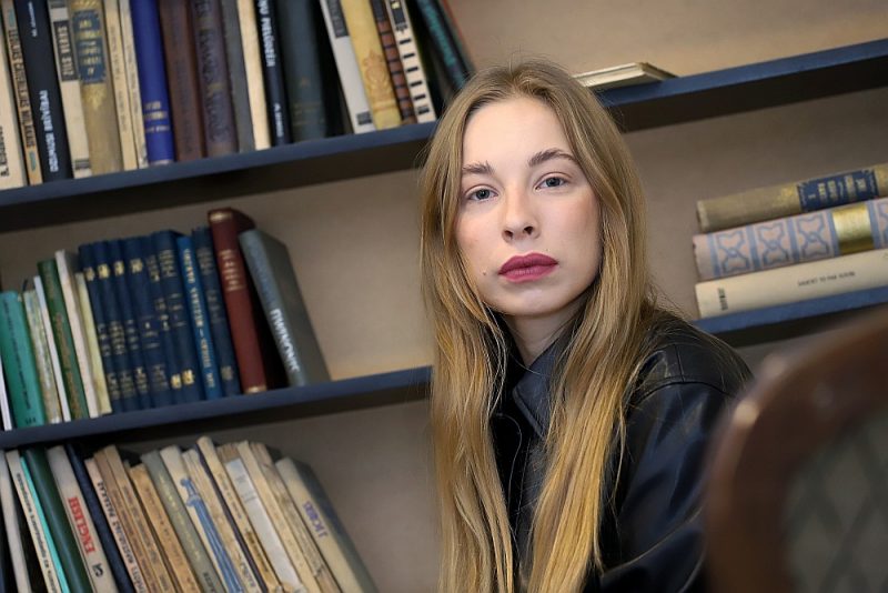 
Marija Linarte: “Mūsu stāsts ir par sievieti, kurai ir milzu dotumi, bet viņas dzīve neļauj viņai šos dotos lielumus izmantot. Šajā darbā redzu arī kaut ko nīčisku, pārcilvēcisku.”
