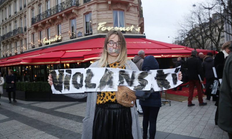 
Pēc tam, kad “Cēzara” žūrija izvirzīja seksuālā vardarbībā apsūdzētā Polaņska filmu balvai 12 nominācijās, sākās sabiedrības protesti.
