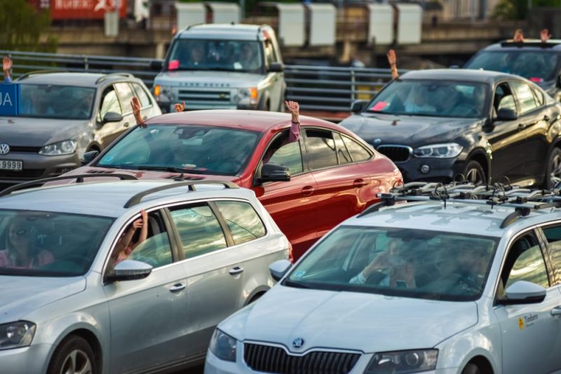 
Uz “Domina Shopping” jumta autostāvvietas aizvadīts pirmais labdarības “Auto koncerts”.
