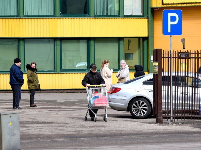 
Cilvēki iepērkas Krievijas zemo cenu veikalā “Mere”
