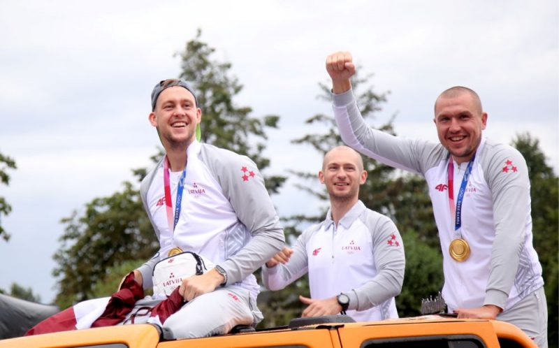 
Latvijas 3×3 basketbola izlases spēlētājs Kārlis Pauls Lasmanis (no kreisās), fiziskās sagatavotības treneris Dāvis Feikners un Latvijas 3×3 basketbola izlases spēlētājs Edgars Krūmiņš ierodas starptautiskajā lidostā “Rīga” pēc Tokijas olimpiskajām spēlēm, kur 3×3 basketbola izlase ieguva zelta medaļas.

