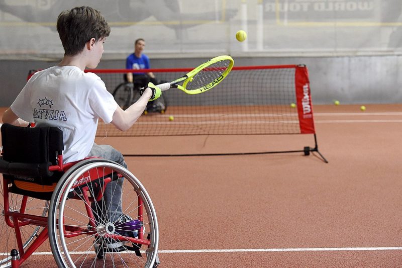 
Cilvēkiem ar invaliditāti asistenta pakalpojums nepieciešams arī sporta pasākumu apmeklēšanai. Attēlā: biedrības “LiveIntegro” bērnu un jauniešu parasporta apvienības nodarbība sporta centrā 2020. gada vasarā.
