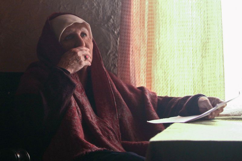 
Aktrise Jeļena Jakovļeva, gatavojoties Vangas lomai režisora Sergeja Borčukova TV seriālā “Vangelija”.

