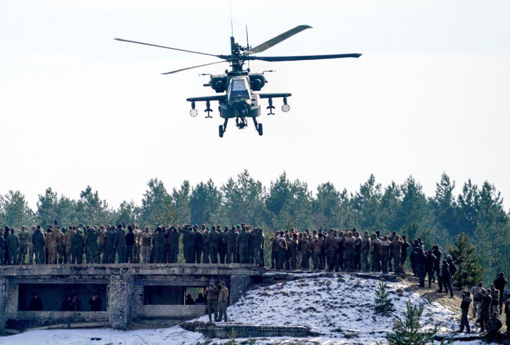 
NATO militārs helikopters Boeing AH-64 Apache ierodas armijas bāzē Ādažos (Latvija) 2022.gada martā.
