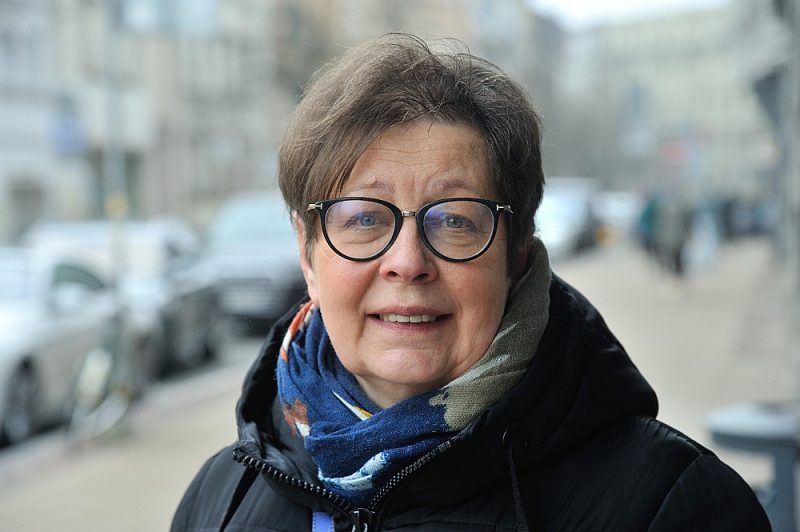 
Vita Zelče: “Ukrainas notikumi plašākai sabiedrībai Latvijā liek no jauna ieraudzīt Latvijas okupāciju – gan tā melu politika, gan konkrētās darbības, laupīšanas, represijas, deportācijas. Tas ir tik līdzīgi ar to, kas pie mums notika 20. gadsimta 40. gados!”
