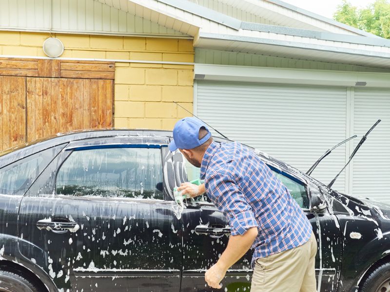 Законно ли мыть автомобиль во дворе частного дома в жилом районе города .