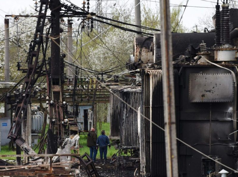 
Рабочие осматривают электроподстанцию, поврежденную в результате ракетного удара во Львове
