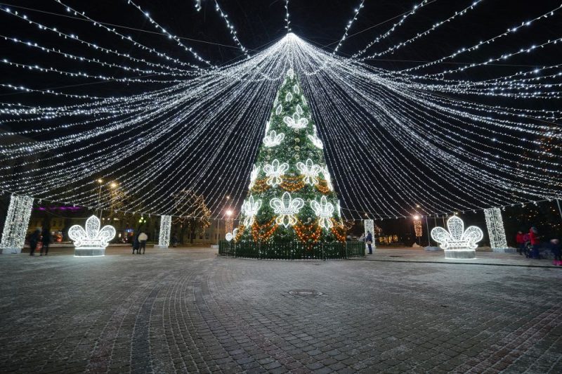 
Главная ёлка на площади Виенибас в прошлом году была признана одной из самых красивых в странах Балтии
