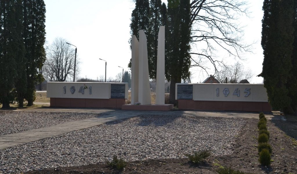 
Снесенный памятник советским воинам в поселке Малиновка Аугшдаугавского края
