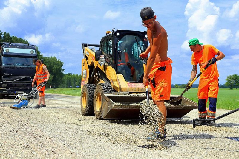 
Dubultās virsmas apstrāde ar bitumena emulsiju, grants ceļam veidojot melno segumu, ir ievērojami lētāka nekā asfaltēšana, ar tās pielietošanu var saremontēt ievērojami vairāk ceļa kilometru. Taču metodes izmantošana prasa precīzu tehnoloģijas ievērošanu un faktiski ideālus laika apstākļus, kas būvniekam tagadējās materiālu piegāžu krīzes un Latvijas mainīgo laika apstākļu dēļ ir grūti izpildāms.
