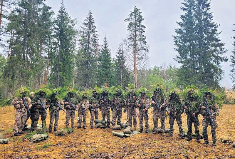
Lauka kaujas iemaņās liela nozīme arī prasmei maskēties. Zemessardzes 2. Vidzemes brigādes pamatapmācības nometnes dalībnieki.
