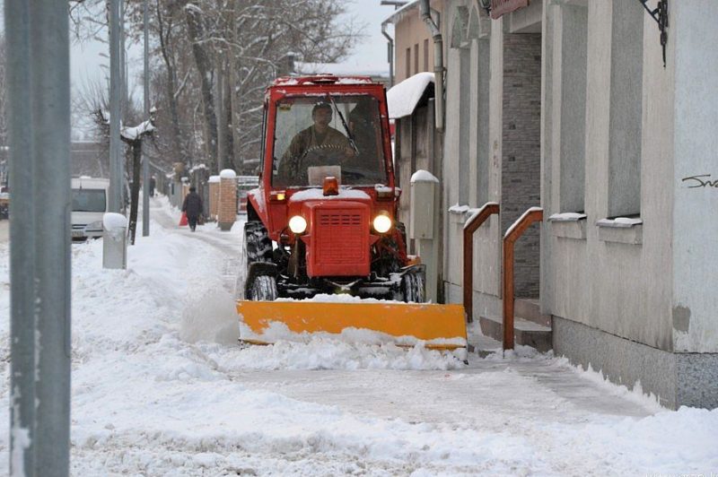 
Уборка тротуаров в Даугавпилсе 
