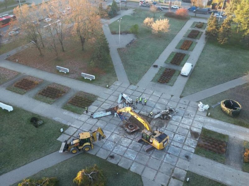 
Утро 31 октября после демонтажа обелиска в Сквере славы
