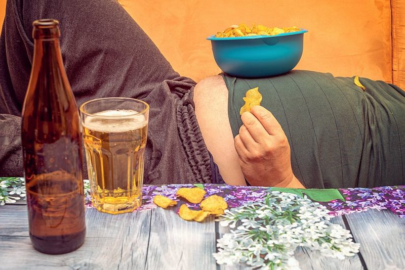 
Aknām vienlīdz kaitīga gan iedzeršana, gan kalorijām bagāts ēdiens.
