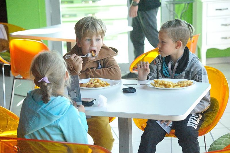 
66,6% zaļā iepirkuma pārtikas nokļūst izglītības iestādēs – uz bērnu un jauniešu pusdienu galda.
