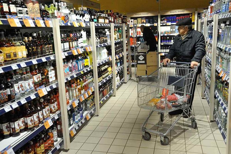 
Ilustratīvs foto. Alkohols veikalā.
