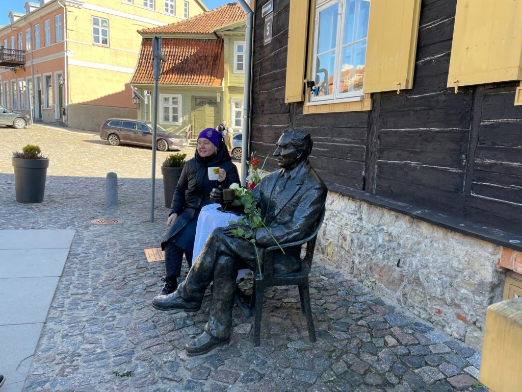 
Kuldīgā tiek atzīmēta leģendārā aktiera Ēvalda Valtera jubileja.
