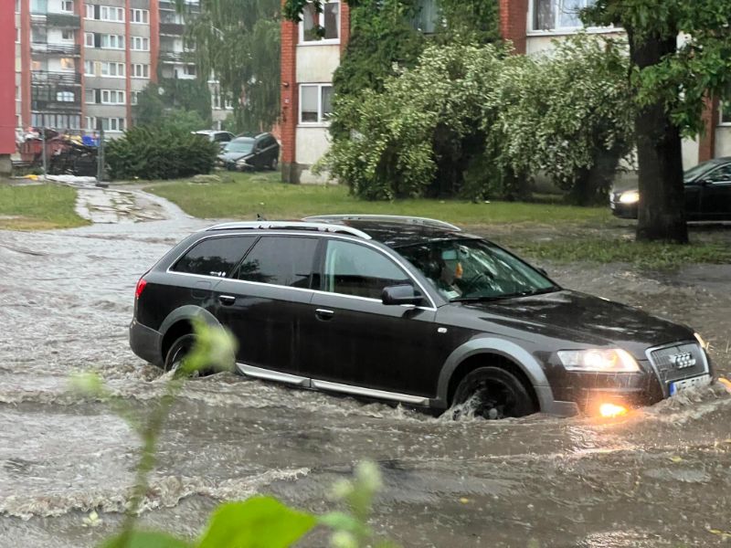 
Lietavas applūdina Jelgavas ielas un krustojumus

