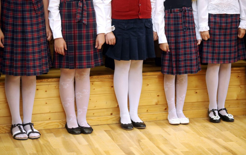 
Rīgas Rīnūžu vidusskolas skolnieces Zinību dienai veltītā pasākuma laikā.
