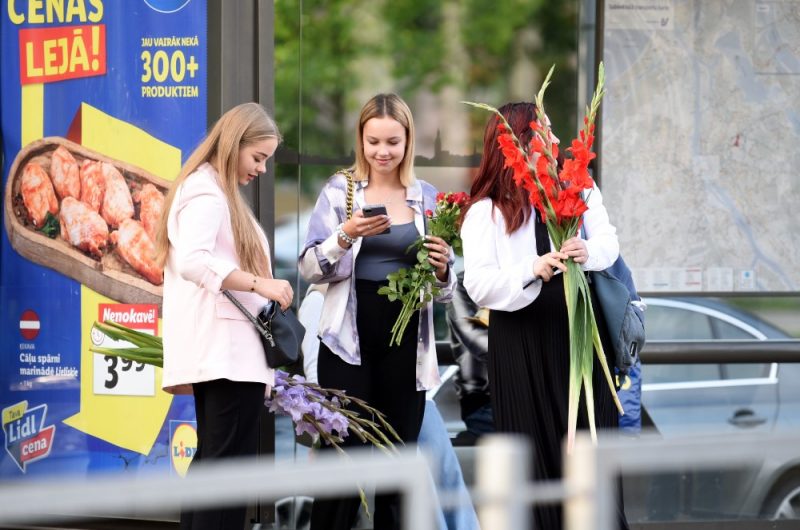 
1.septembris Rīgas ielās un Rīgas Centrāltirgū. Skolēni pērk ziedus, lai sveiktu skolotājus Zinību dienā.
