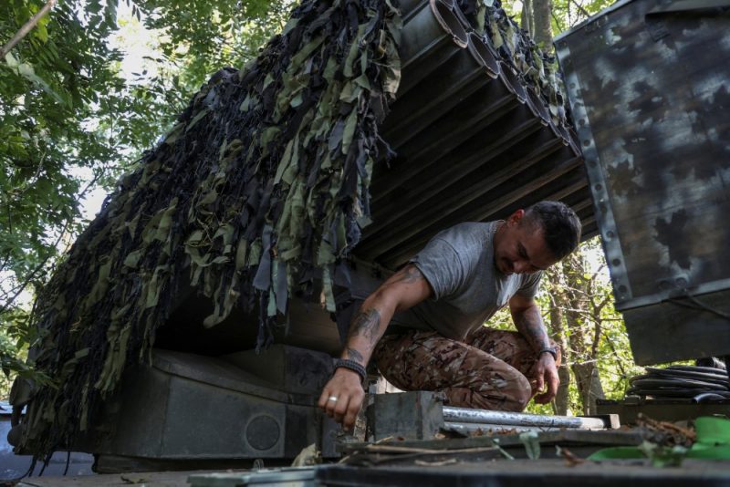 
Ukrainas karavīrs pārbauda vairāku raķešu palaišanas sistēmu BM-21 Grad frontes līnijā netālu no Bahmutas pilsētas Krievijas uzbrukuma laikā Ukrainai Doņeckas apgabalā, Ukrainā 2023. gada septembrī.
