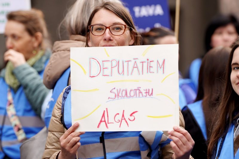 
Latvijas Izglītības un zinātnes darbinieku arodbiedrības rīkotais pedagogu un mediķu protesta gājiens no Latvijas Brīvo Arodbiedrību savienības ēkas līdz Doma laukumam, 24.04.2023.
