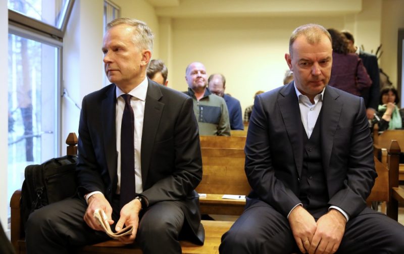 
Apsūdzētie – Latvijas Bankas prezidents Ilmārs Rimšēvičs (no kreisās) un uzņēmējs Māris Martinsons pirms tiesas sēdes Rīgas rajona tiesā Jūrmalā, kurā izskatīs krimināllietu par korupciju, 2019.gads.
