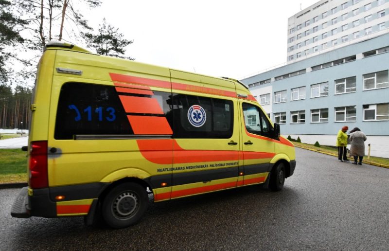 
Neatliekamās medicīniskās palīdzības automašīna pie Daugavpils Reģionālās slimnīcas.
