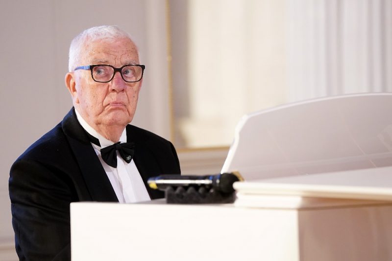 
Maestro Raimonds Pauls koncertā “Mūzika Rīgas pilī. Raimonds Pauls. Andris Keišs.”, lai godinātu dažādu nozaru cilvēkus par ieguldījumu valstī, 2023.gada decembrī.
