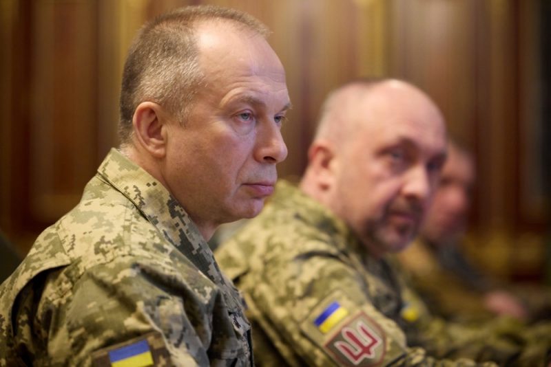 
Ukrainas bruņoto spēku komandieris Sirskis (foto – pa kreisi).
