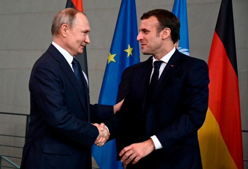 
Krievijas prezidents Vladimirs Putins (foto – no kreisās) un Francijas prezidents Emanuels Makrons, 2020.gada janvārī.
