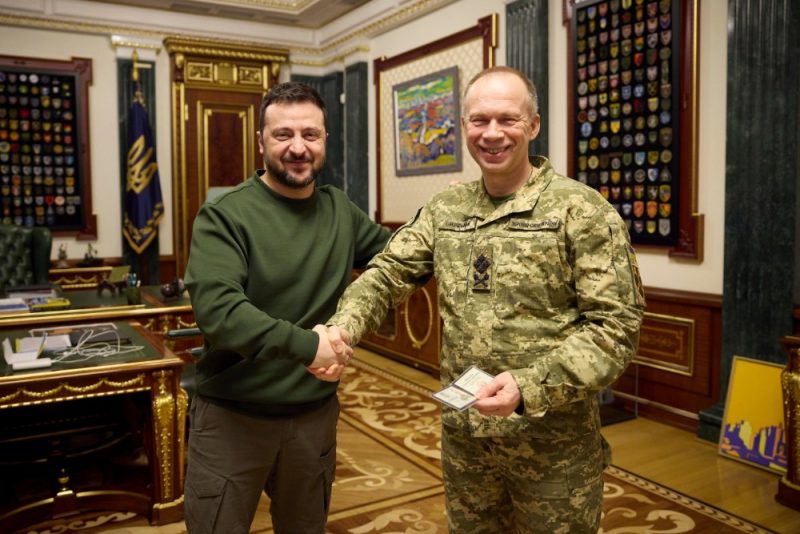 
Ukrainas prezidents Vlodimirs Zelenskis (foto – no kreisās) un Ukrainas Bruņoto spēku virspavēlnieks Oleksandrs Sirskis.

