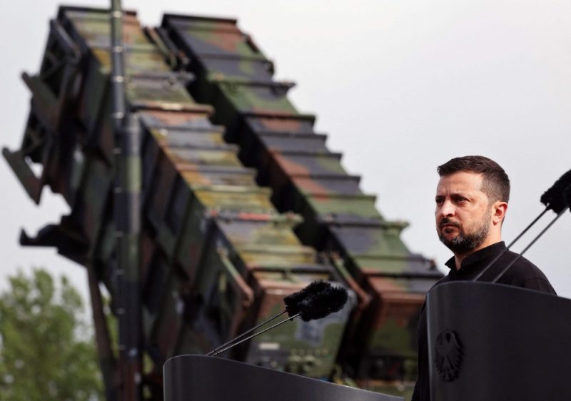 
Ukrainas prezidents Volodimirs Zelenskis pie pretgaisa aizsardzības sistēmas “Patriot” raķetes.
