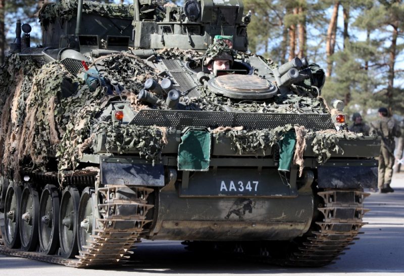 
Bruņutehnika un karavīrs Ādažu militārajā bāzē.
