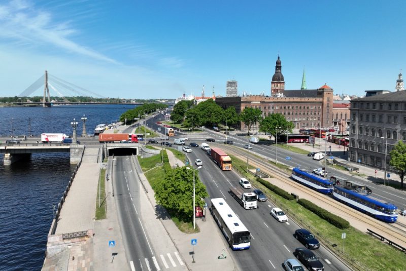
11. novembra krastmala Rīgā pie Daugavas.
