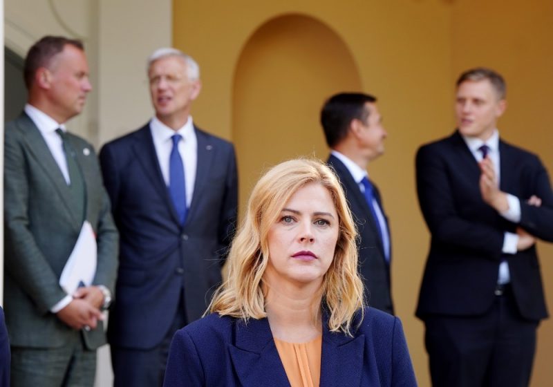 
Ministru prezidente Evika Siliņa (JV). Foto redzams arī bijušais premjers Krišjānis Kariņš (JV) un Jānis Dombrava (NA).
