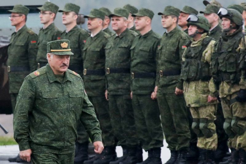 
Baltkrievijas prezidents Aleksandrs Lukašenko un valsts armija. 
