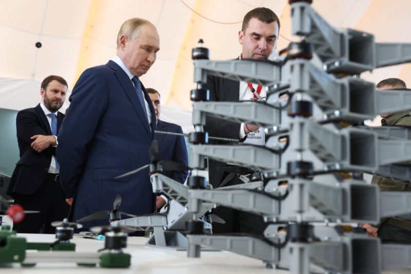 
Krievijas prezidents Vladimirs Putins (foto – pa kreisi) kopā ar Krievijas prezidenta administrācijas vadītāja vietnieku Maksimu Oreškinu apmeklē Speciālo tehnoloģiju centru (LLC “STC”) Sanktpēterburgā, Krievijā, 2024. gada 19. septembrī.
