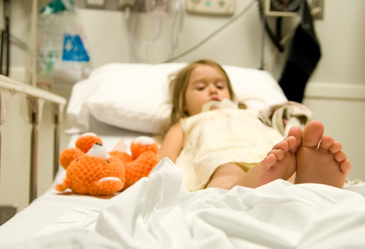
Eksprezidenti Guntis Ulmanis (no kreisās) un Valdis Zatlers pēc valsts augstāko apbalvojumu pasniegšanas ceremonijas jaunievēlētajam Valsts prezidentam Raimondam Vējonim.
