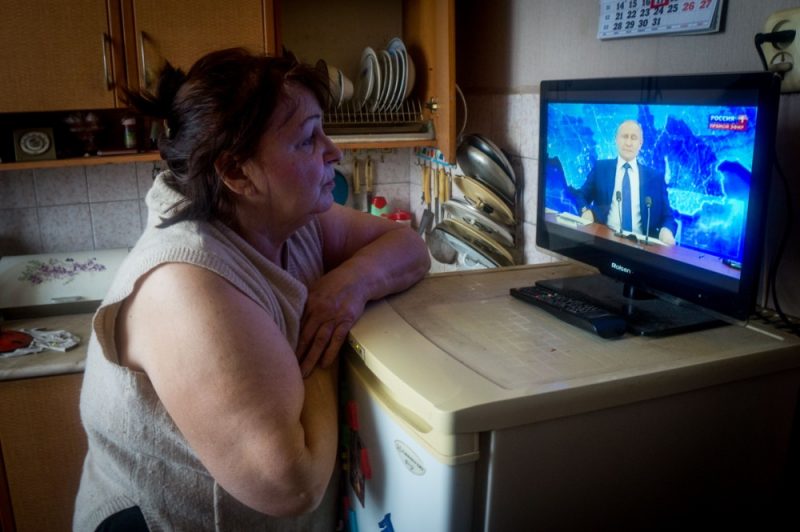 
Krievijas prezidents Vladimirs Putins teic runu televīzijā.
