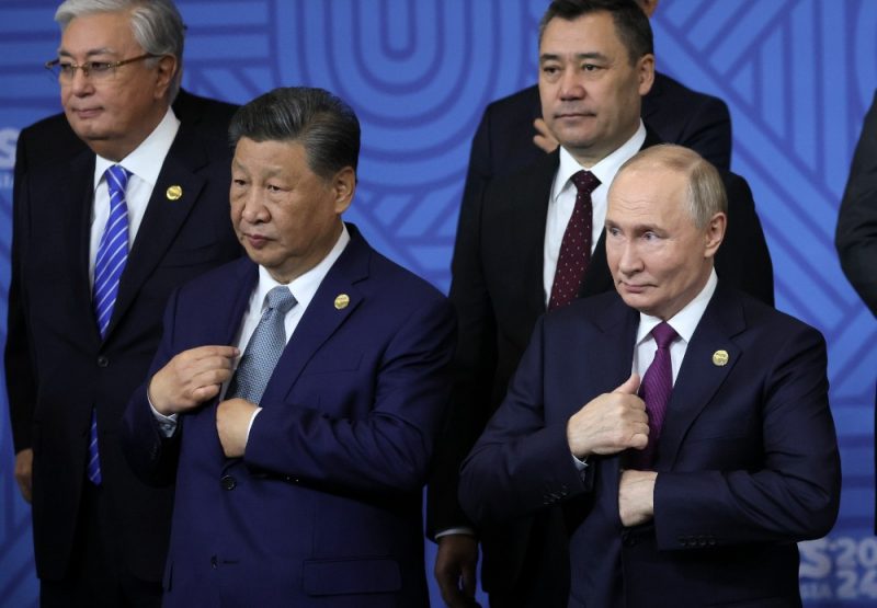 
Ķīnas prezidents Sji Dzjiņpins (foto – centrā pa kreisi)  un Krievijas prezidents Vladimirs Putins.
