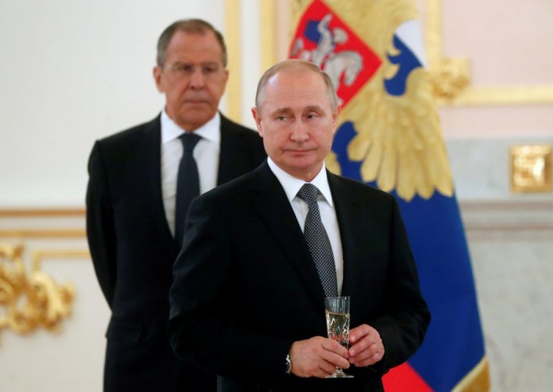 
Krievijas prezidents Vladimirs Putins (foto – priekšplānā)  un Krievijas ārlietu ministrs Sergejs Lavrovs.
