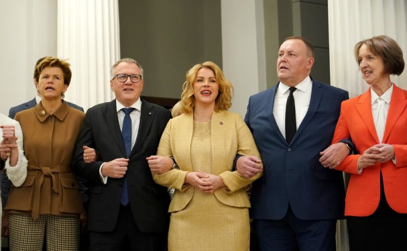 
Ārlietu ministre Baiba Braže (no kreisās), finanšu ministrs Arvils Ašeradens, Ministru prezidente Evika Siliņa, iekšlietu ministrs Rihards Kozlovskis un Viedās administrācijas un reģionālās attīstības ministre Inga Bērziņa piedalās Ministru kabineta Ziemassvētku egles atklāšanas pasākumā, 2024.gada decembrī.
