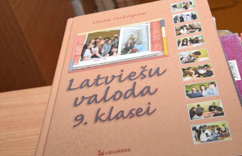 
Latviešu valodas mācību grāmata skolēniem.
