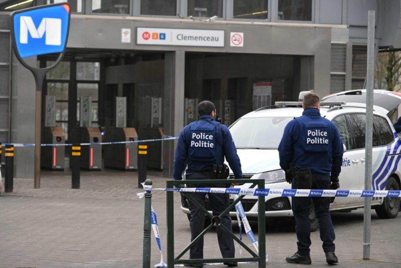 
Beļģijas policija trešdien, 5.februārī, meklē bruņotus aizdomās turamos Brisele metro.
