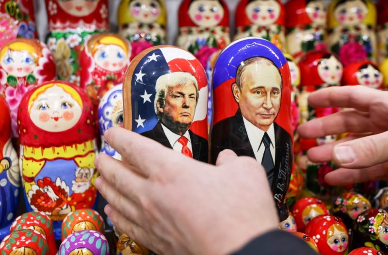 
Krievijas suvenīri – matrjoškas – , uz kurām attainots ASV prezidents Donalds Tramps un Vladimirs Putins.

